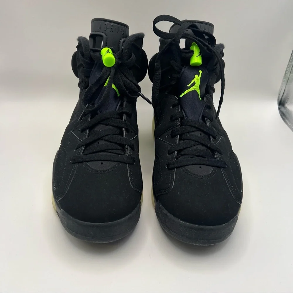 Air Jordan 6 Retro Sneaker - Picture 3 of 8